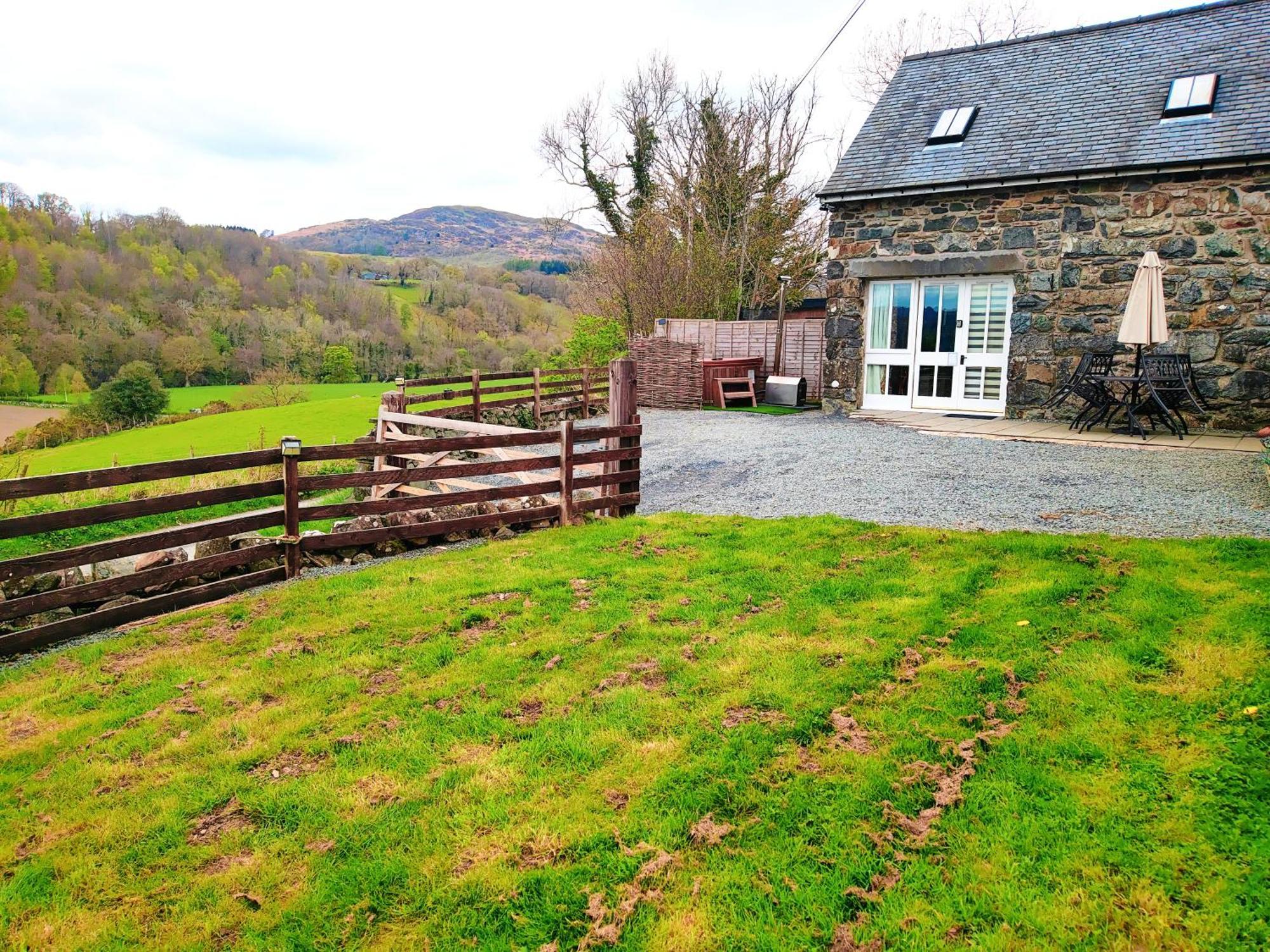 Cader Mountain View Cottage With Hot Tub In Snowdonia ドルゲラウ エクステリア 写真